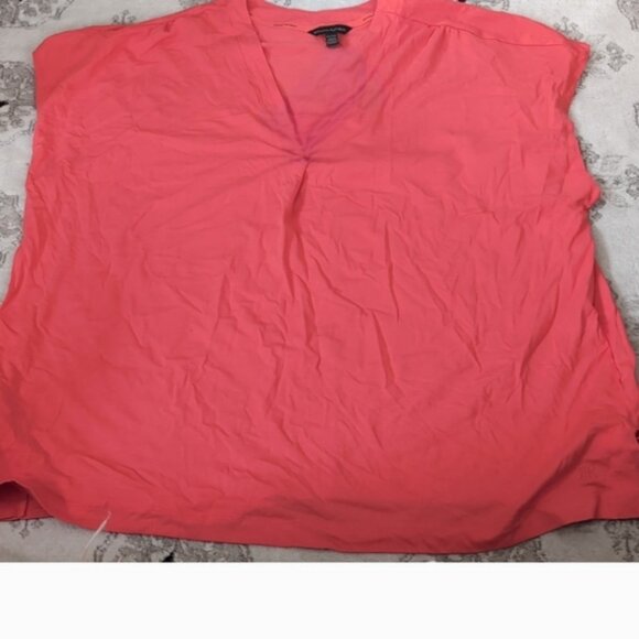 XL Banana Republic V neck sleeveless shirt - Picture 1 of 4